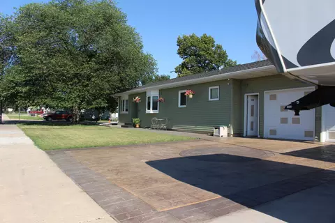 728 16th St W, Williston, ND 58801 photo 2