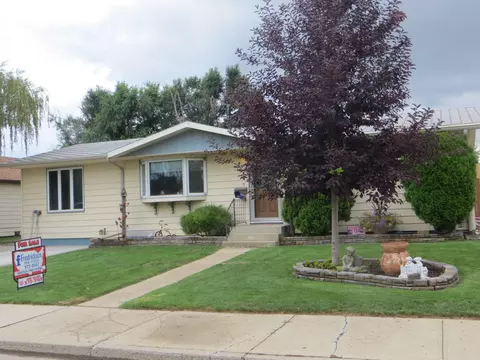1607 1st Ave E, Williston, ND 58801 photo 1