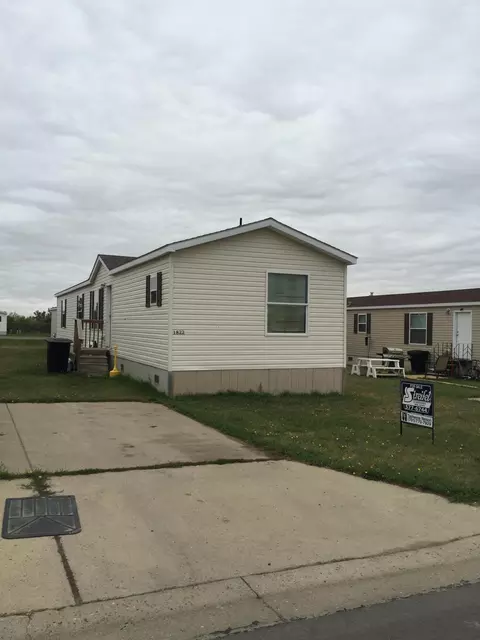 1822 36th St W, Williston, ND 58801 photo 1