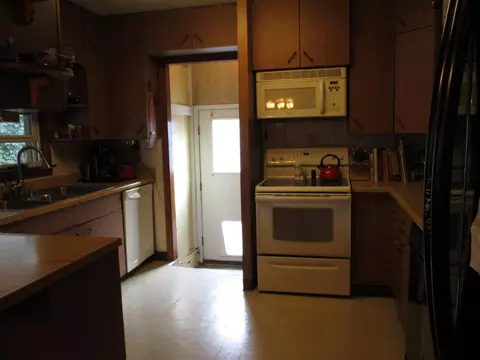 922 14th Ave W, Williston, ND 58801 photo 3