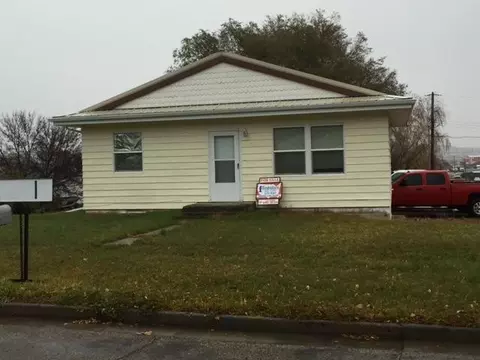 902 6th Ave E, Williston, ND 58801 photo 1