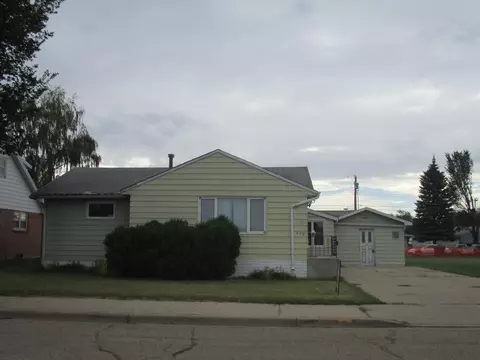 618 10th Ave W, Williston, ND 58801 photo 1