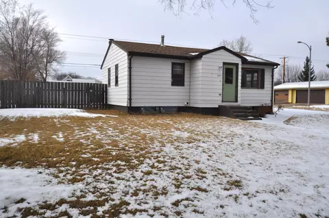 2123 6th Ave E, Williston, ND 58801 photo 3