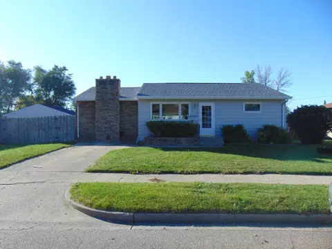 1705 Hillside Ct, Williston, ND 58801 photo 1