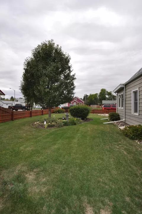 922 4th Ave W, Williston, ND 58801 photo 3