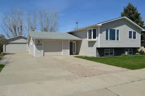 1809 Crest St, Williston, ND 58801 photo 1