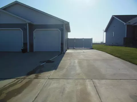 2510 12th Ave W, Williston, ND 58801 photo 3