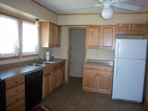824 6th Ave E, Williston, ND 58801 photo 3