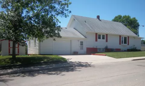 824 6th Ave E, Williston, ND 58801 photo 1