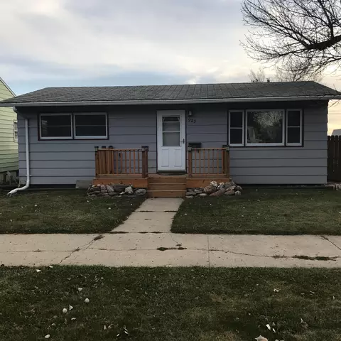 923 Broadway W, Williston, ND 58801 photo 2