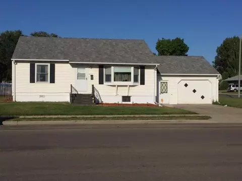 1239 6th Ave W, Williston, ND 58801 photo 1