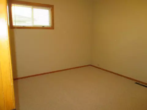 405 Hillside Ct, Williston, ND 58801 photo 11