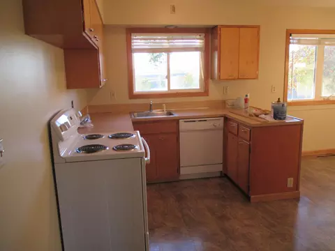 405 Hillside Ct, Williston, ND 58801 photo 3