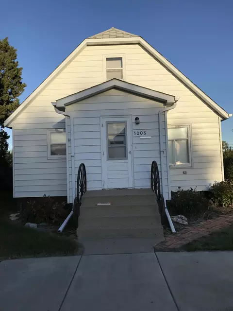 1006 6th Ave W, Williston, ND 58801 photo 1