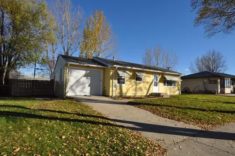 502 17th Ave W, Williston, ND 58801 photo 2
