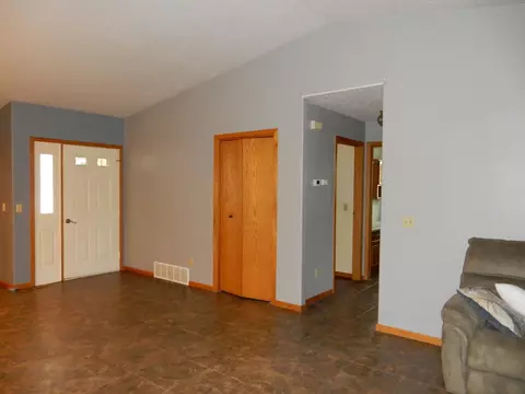 2113 12th Ave W, Williston, ND 58801 photo 2