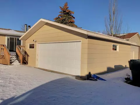 2114 8th Ave E, Williston, ND 58801 photo 2