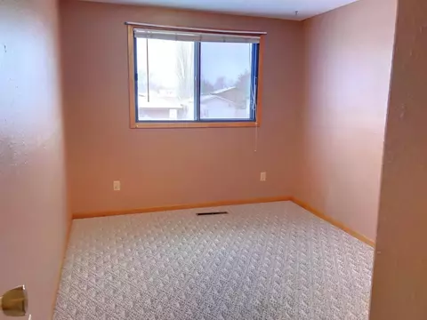 2114 8th Ave E, Williston, ND 58801 photo 10