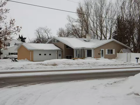 1802 Rose Ln, Williston, ND 58801 photo 1