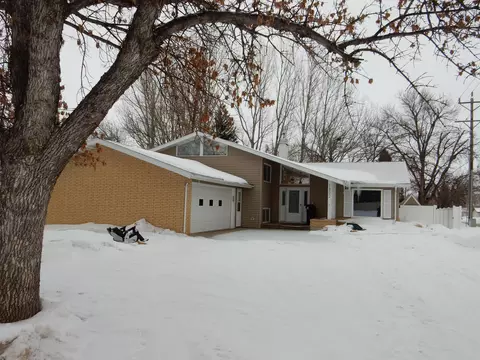 1802 Rose Ln, Williston, ND 58801 photo 2