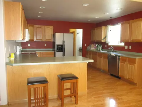 1105 Knoll St, Williston, ND 58801 photo 2