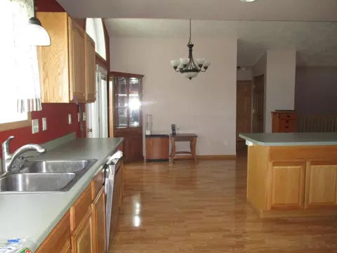 1105 Knoll St, Williston, ND 58801 photo 4