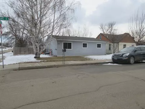 2124 6th Ave E, Williston, ND 58801 photo 2