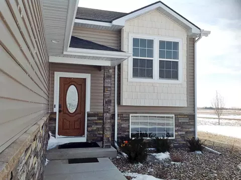 13352 Yellowstone Meadow St, Williston, ND 58801 photo 2
