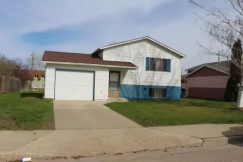 1816 6th Ave E, Williston, ND 58801 photo 1