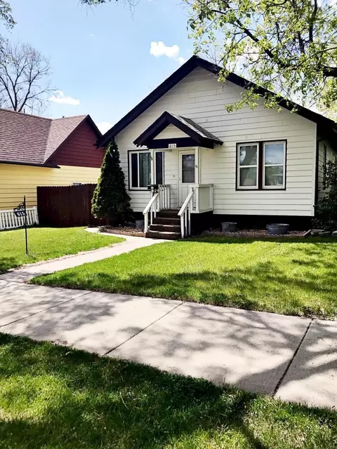 615 4th Ave W, Williston, ND 58801 photo 1
