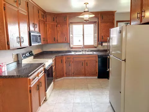 1406 13th Ave W, Williston, ND 58801 photo 2