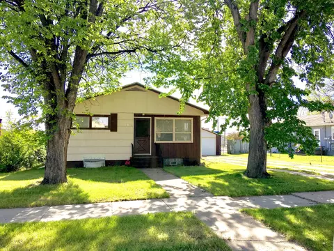 1408 4th Ave W, Williston, ND 58801 photo 1