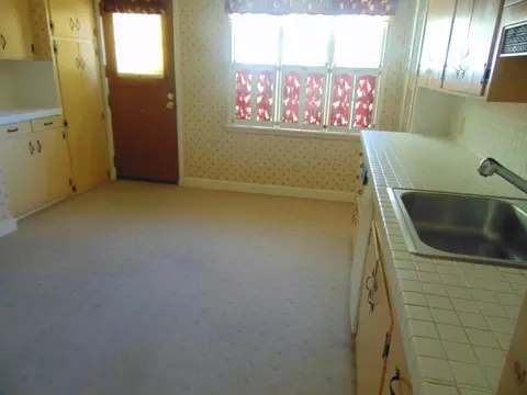 910 1st Ave E, Williston, ND 58801 photo 6
