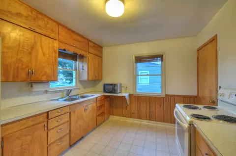 1009 14th Ave W, Williston, ND 58801 photo 4