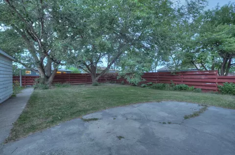 1009 14th Ave W, Williston, ND 58801 photo 2