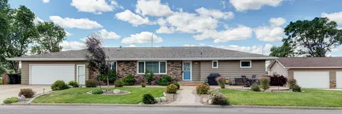 2001 Crest St, Williston, ND 58801 photo 2