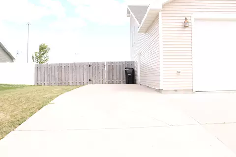 2406 12th Ave W, Williston, ND 58801 photo 40