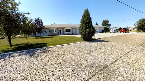 36 36th St E, Williston, ND 58801 photo 2