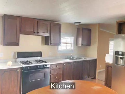 814 28th St W, Williston, ND 58801 photo 2