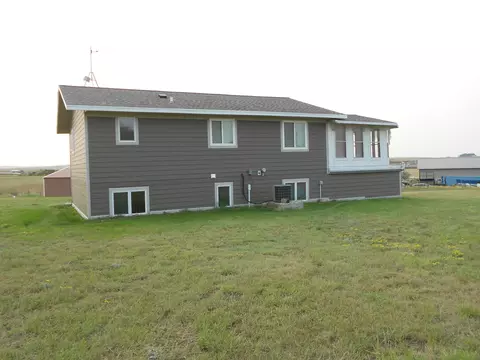 5066 Sunrise Dr, Williston, ND 58801 photo 4