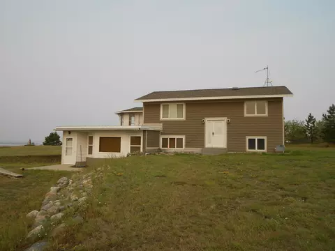 5066 Sunrise Dr, Williston, ND 58801 photo 2