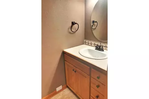 1821 10th Ave E, Williston, ND 58801 photo 2