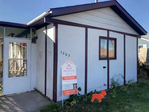 1203 11th St W, Williston, ND 58801 photo 2