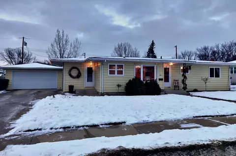 221 14th St E, Williston, ND 58801 photo 2