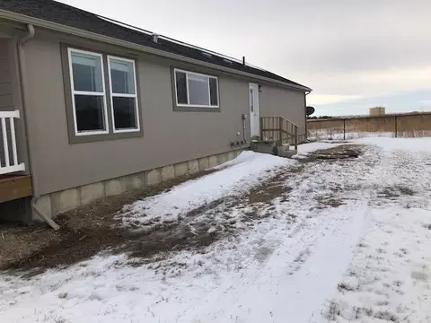 13832 Cottonwood St, Williston, ND 58801 photo 2