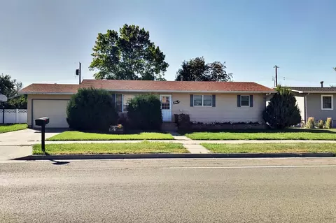 1417 6th Ave W, Williston, ND 58801 photo 1