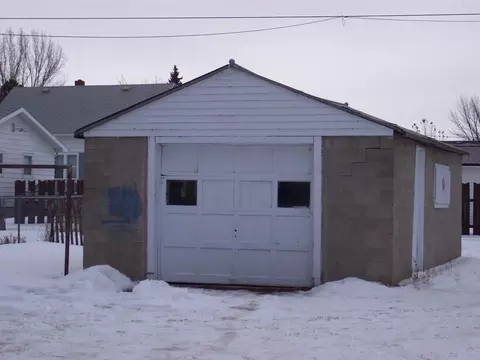 916 4th St W, Williston, ND 58801 photo 2