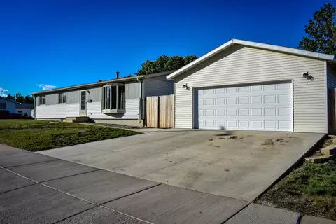 816 19th St W, Williston, ND 58801 photo 1