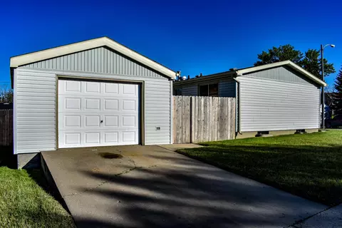 816 19th St W, Williston, ND 58801 photo 2
