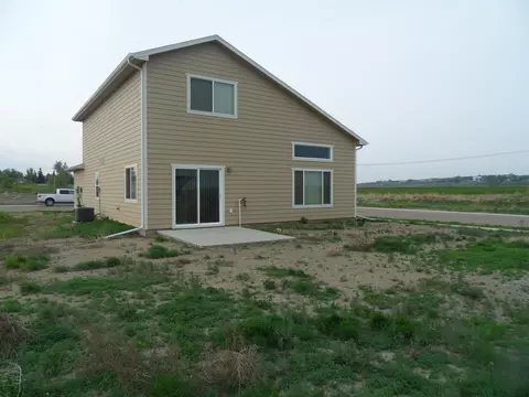 1326 23rd St E, Williston, ND 58801 photo 2